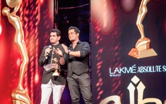 Bollywood Actor Vikram Singh presented an award to Queen Movie Director Vikas Behl for best dialogue