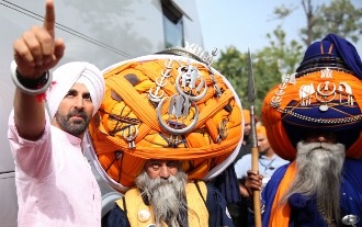 Akshay Kumar stunned to see a 90 kgs turban while shooting for Singh is Bliing!!