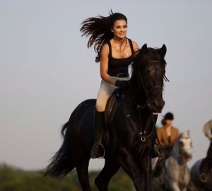 Amy Jackson Shows Off Her Horse Riding Skills In Akshay Kumar’s Singh Is Bliing!!