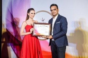 Evelyn Sharma presents Times Retail Icon Award to Mayank Lalpuria for Most promising shopping Mall of the Year